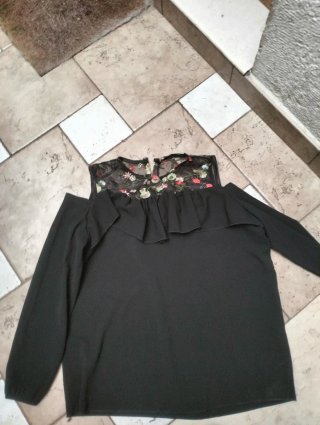 Blusa nera spalle scoperte con ricami