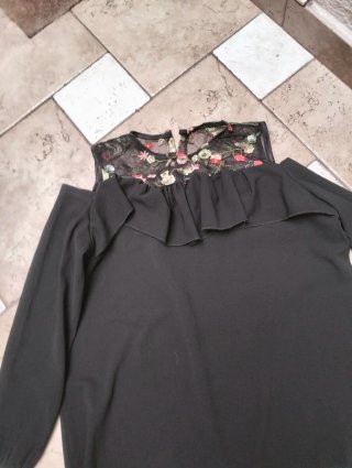 Blusa nera spalle scoperte con ricami