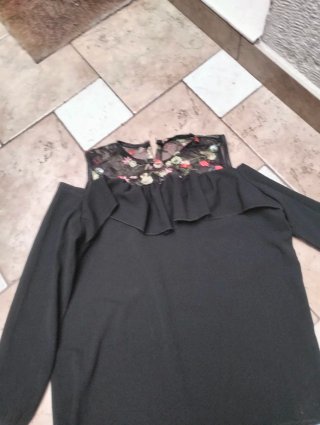 Blusa nera spalle scoperte con ricami
