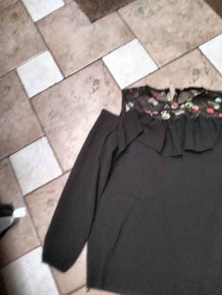 Blusa nera spalle scoperte con ricami