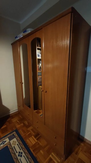 Armario con puertas de espejo