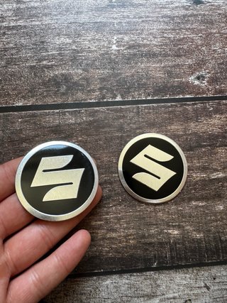2 EMBLEMAS SUZUKI MOTO LOGO CARENADO DEPOSITO