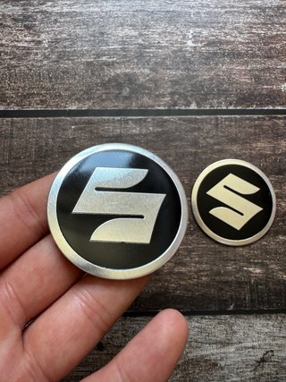 2 EMBLEMAS SUZUKI MOTO LOGO CARENADO DEPOSITO