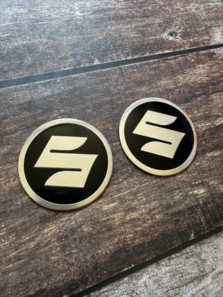 2 EMBLEMAS SUZUKI MOTO LOGO CARENADO DEPOSITO