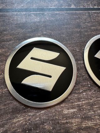 2 EMBLEMAS SUZUKI MOTO LOGO CARENADO DEPOSITO