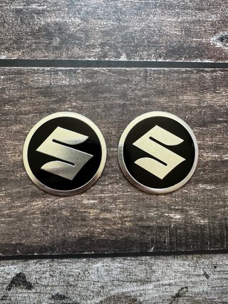 2 EMBLEMAS SUZUKI MOTO LOGO CARENADO DEPOSITO
