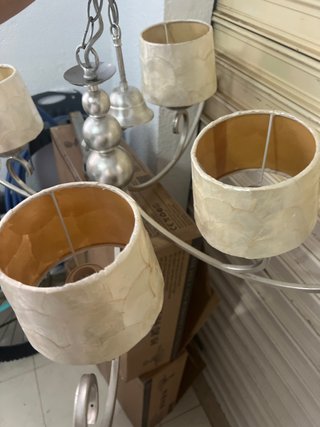 Lampade a sospensione beige e argentate
