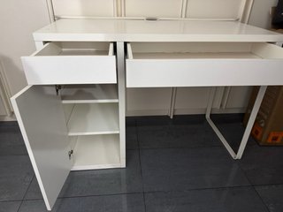 Escritorio blanco con cajónes y estantes micke