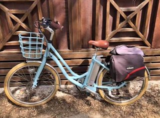 Bicicleta Eléctrica Azul con Cesta