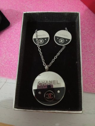 Conjunto Chanel collar y pendientes