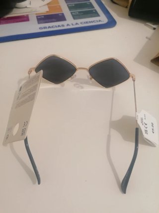 Gafas de sol rombo doradas y negras