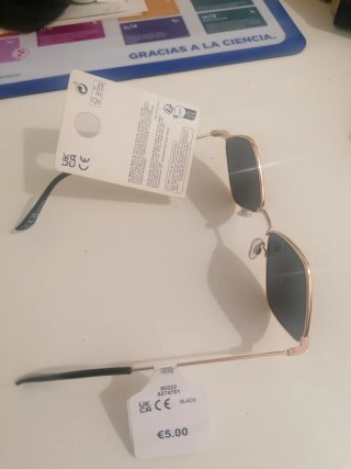 Gafas de sol rombo doradas y negras