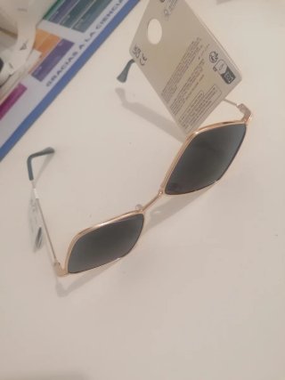 Gafas de sol rombo doradas y negras