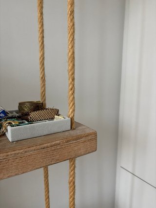 Estantería de madera y cuerda estilo vintage