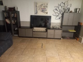 Sofá modular gris oscuro y mueble de salón mesa