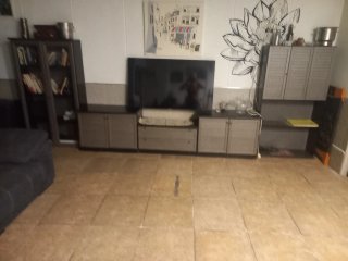 Sofá modular gris oscuro y mueble de salón mesa