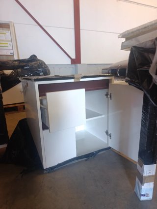 Mueble de baño y lavabo marrón y blanco