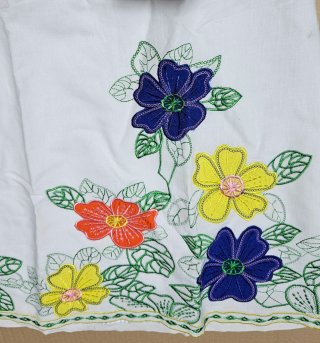 Vestido Sweet Miss lino blanco flores bordadas