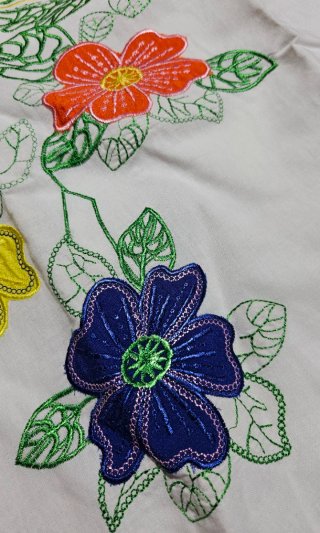 Vestido Sweet Miss lino blanco flores bordadas