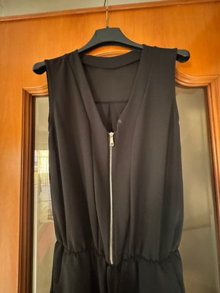 Tuta corta nera con zip