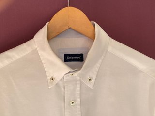 Camisa blanca hombre con detalles