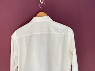 Camisa blanca hombre con detalles