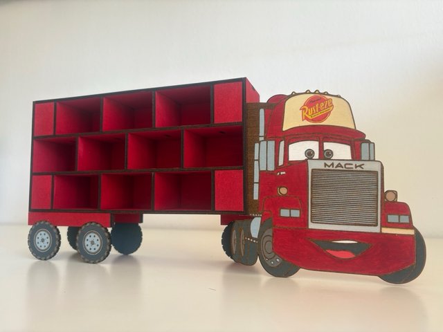 Expositor Mack para los coches de Rayo McQueen