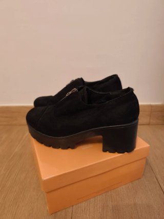 Zapatos negros con cremallera y plataforma