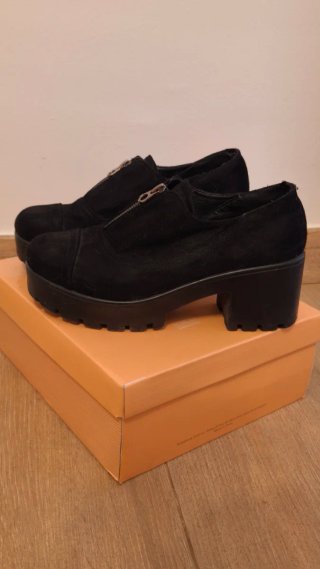 Zapatos negros con cremallera y plataforma