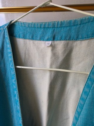 Vestido azul con volantes blancos
