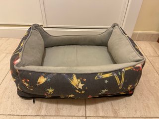 Cama para perro pequeño con estrellas