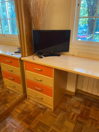 Escritorio y armario naranja! Urge regalo!!!!