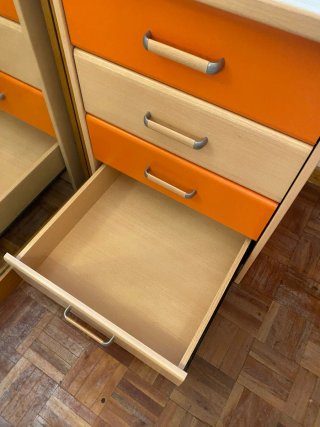 Escritorio y armario naranja! Urge regalo!!!!