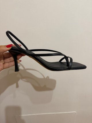 Sandalias de piel negras puestas una sola vez