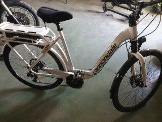 Bicicleta Eléctrica Cannondale Blanca L