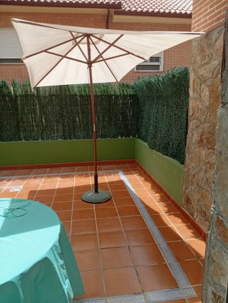 Sombrilla de tela y madera