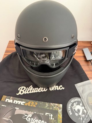 Casco de moto Biltwell + Gafas