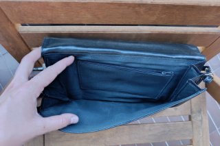 Bolso de mano negro con correa