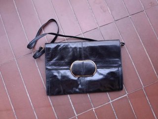 Bolso de mano negro con correa