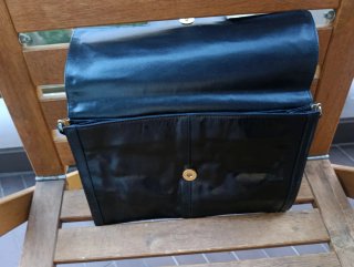 Bolso de mano negro con correa