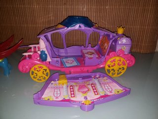 Lote Pinypon: Casa, Carruaje y Figuras