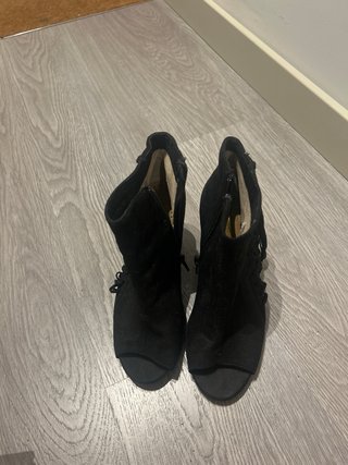 Botines negros con flecos y tacón