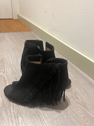 Botines negros con flecos y tacón