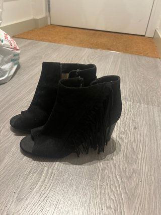 Botines negros con flecos y tacón