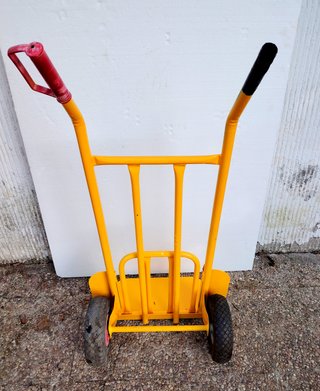 Carretilla manual amarilla con pala