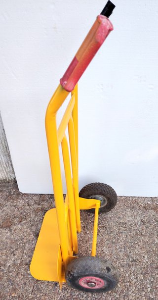 Carretilla manual amarilla con pala