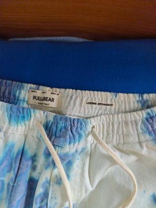 Pantalón Pull&Bear estampado nubes Talla L