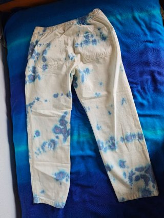 Pantalón Pull&Bear estampado nubes Talla L