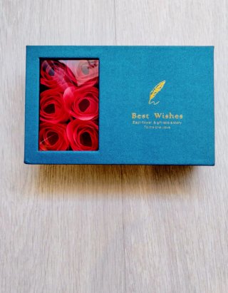 Caja con rosas de tela para presentar un regalo