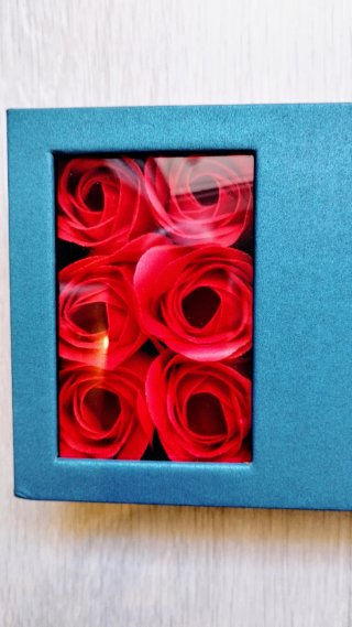 Caja con rosas de tela para presentar un regalo